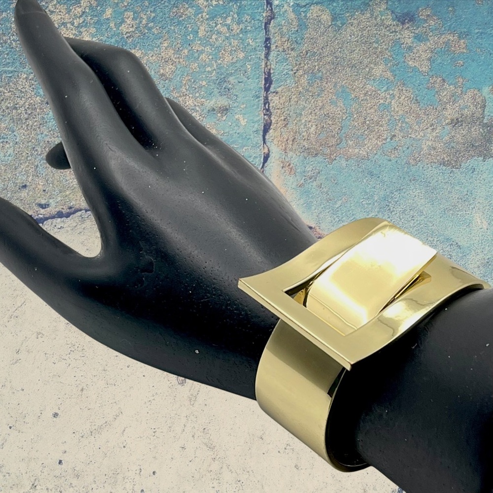 Vintage Bold Chunky Polished Gold Tone Hinged Buckle Bracelet Edgy